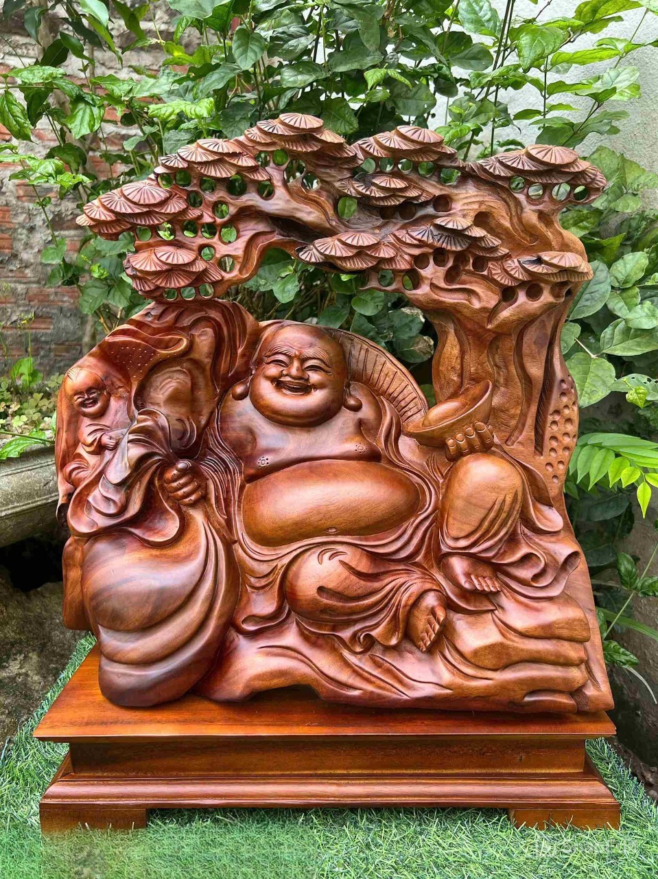 Tượng Phật Di Lặc Tựa Gốc Tùng Gỗ Xá Xị Cao 43 (cm)