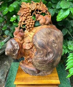 Tượng Nho Sóc Gỗ PơMu Cao 50 (cm)